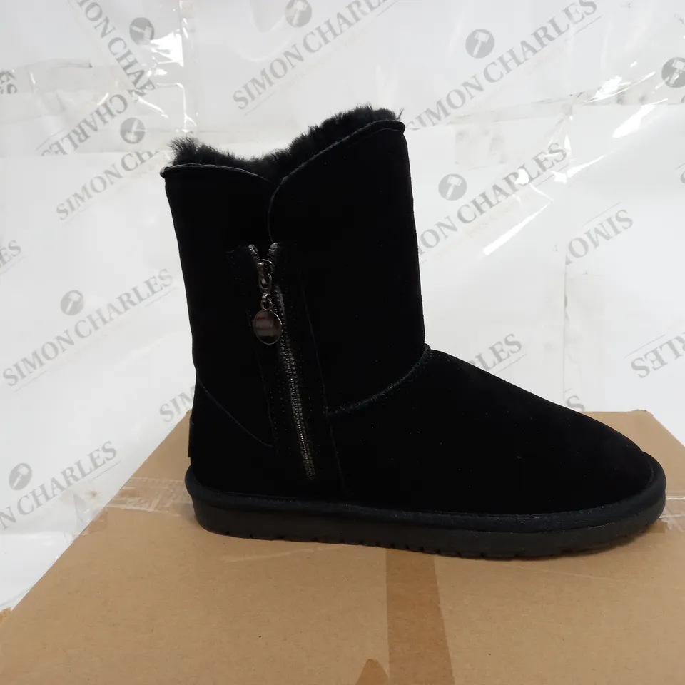 BOXED BONOVA SHEEPSKIN SIDE ZIP MID BOOTS, BLACK - SIZE 6