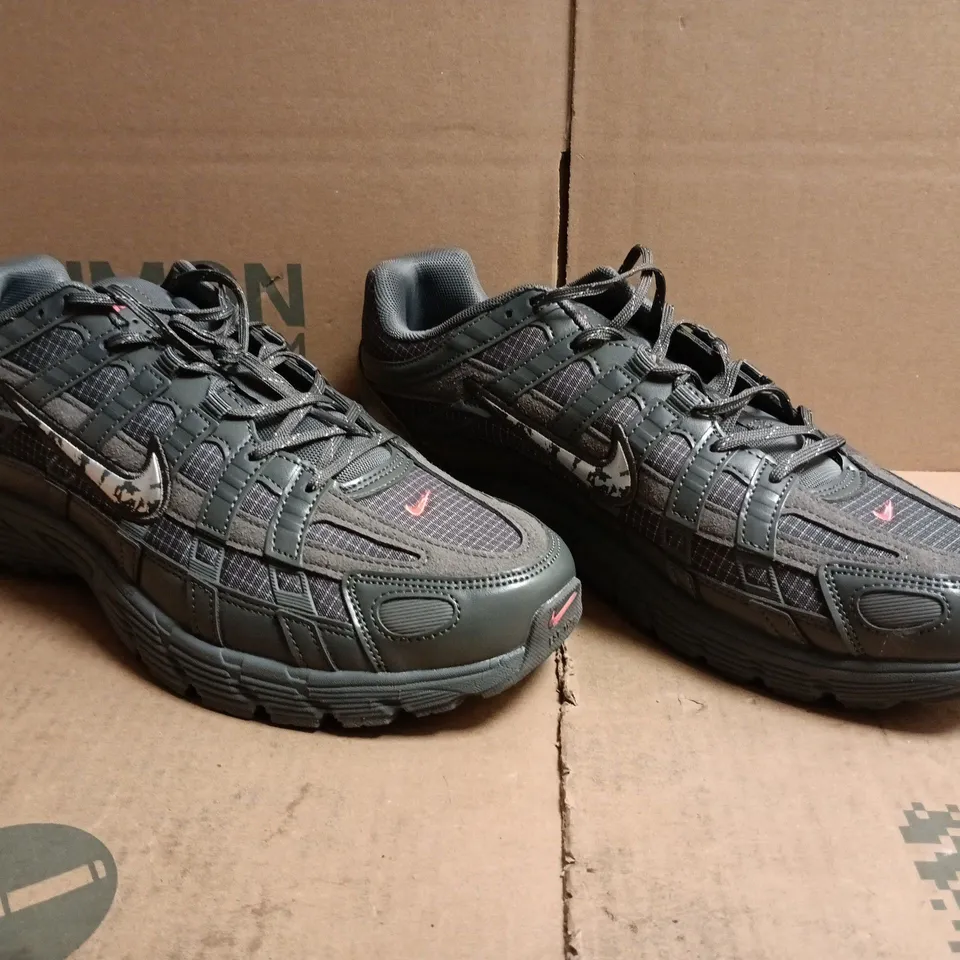 PAIR OF NIKE TRAINERS IN GREY SIZE UK 11