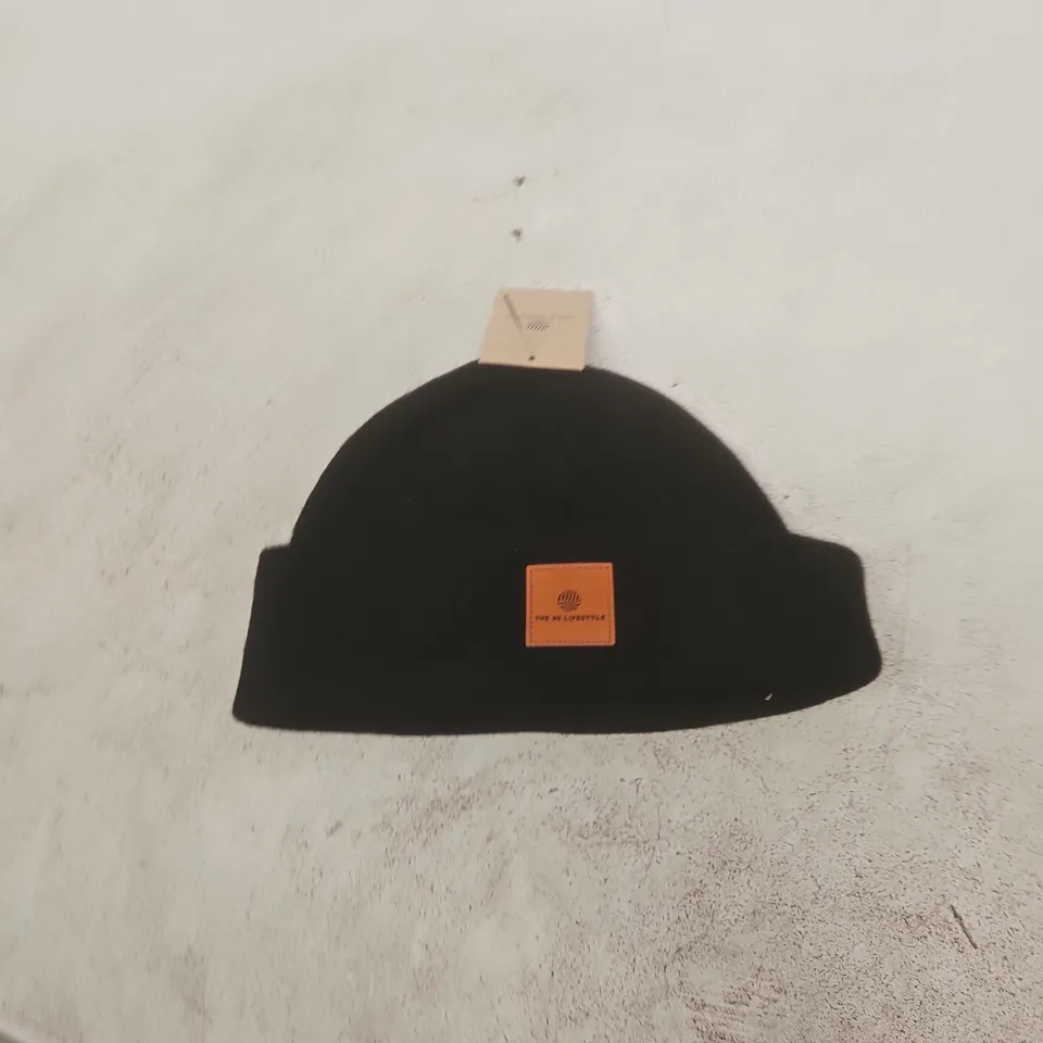 BOX OF APPROXIMATELY 20 ASSORTED CLOTHING TO INCLUDE: THE 90 LIFESTYLE HAT