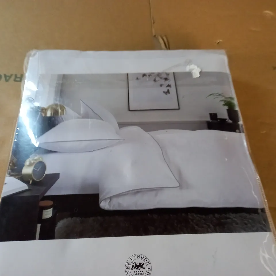 THE LYNDON COMPANY WHITE DOUBLE DUVET SET