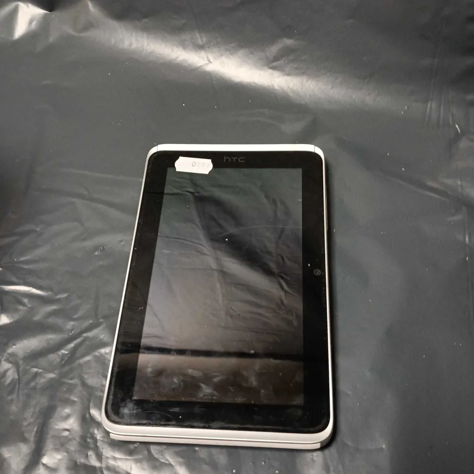 HTC TABLET  – SILVER BACK WITH WHITE CAMERA MODULE 