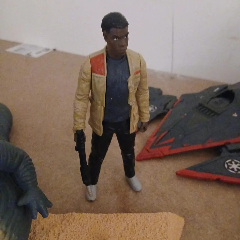 SMALL COLLECTION OF RETRO STAR WARS COLLECTABLES