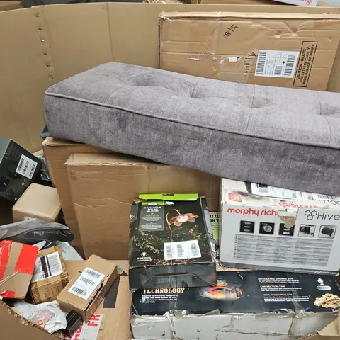 PALLET OF APPROXIMATELY 15 ASSORTED BROKEN ITEMS TO INCLUDE - MIRROR, HEADPHONES, TOASTER, ETC - COLLECTION ONLY