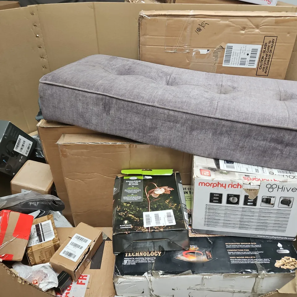 PALLET OF APPROXIMATELY 15 ASSORTED BROKEN ITEMS TO INCLUDE - MIRROR, HEADPHONES, TOASTER, ETC - COLLECTION ONLY
