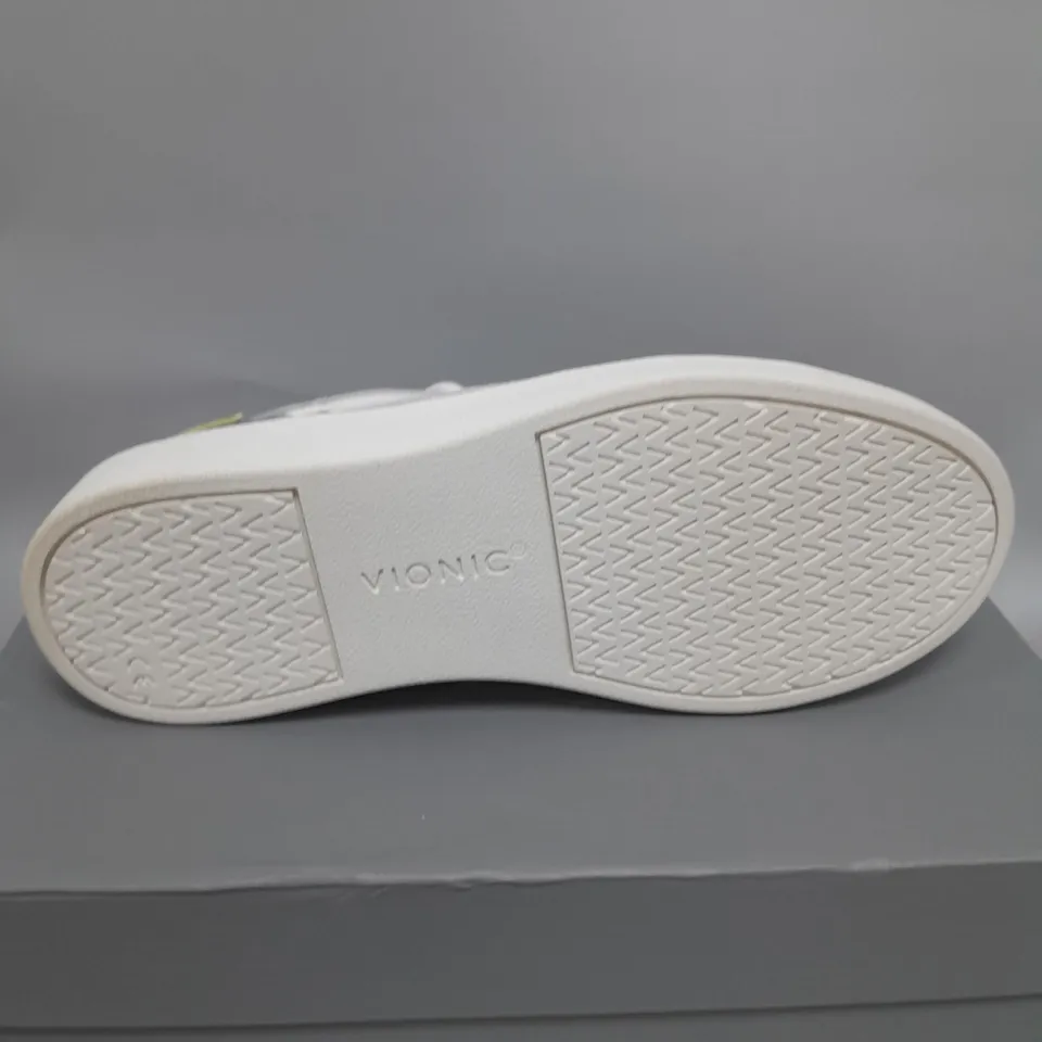 VIONIC LOW GREY & WHITE TRAINERS - SIZE 5