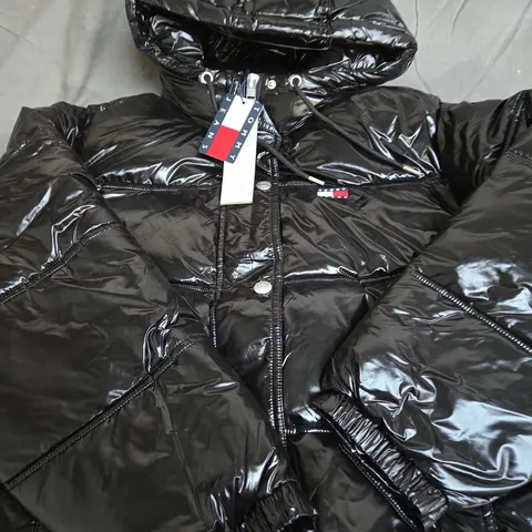 TOMMY HILFIGER SHINY HOOD BADGE PUFFER JACKET - SIZE M 