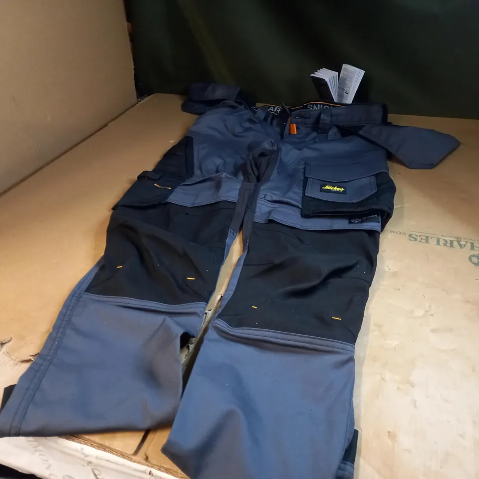 PAIR OF SNICKERS WORKWEAR TROUSERS SIZE 088