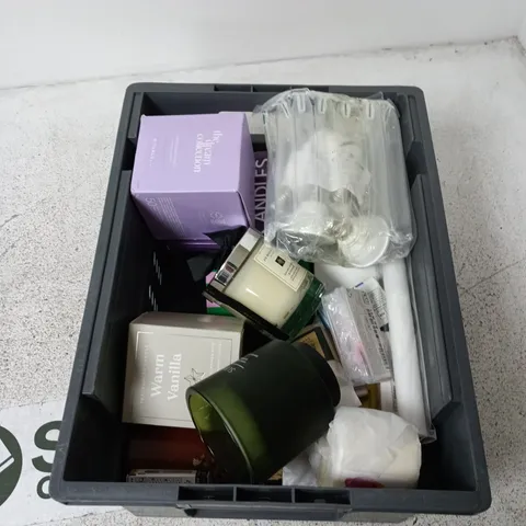 BOX CONTAINING A MIX OF APPROXIMATELY 15 ASSORTED HOUSEHOLD ITEMS INCLUDING CANDLES AND LIGHTING