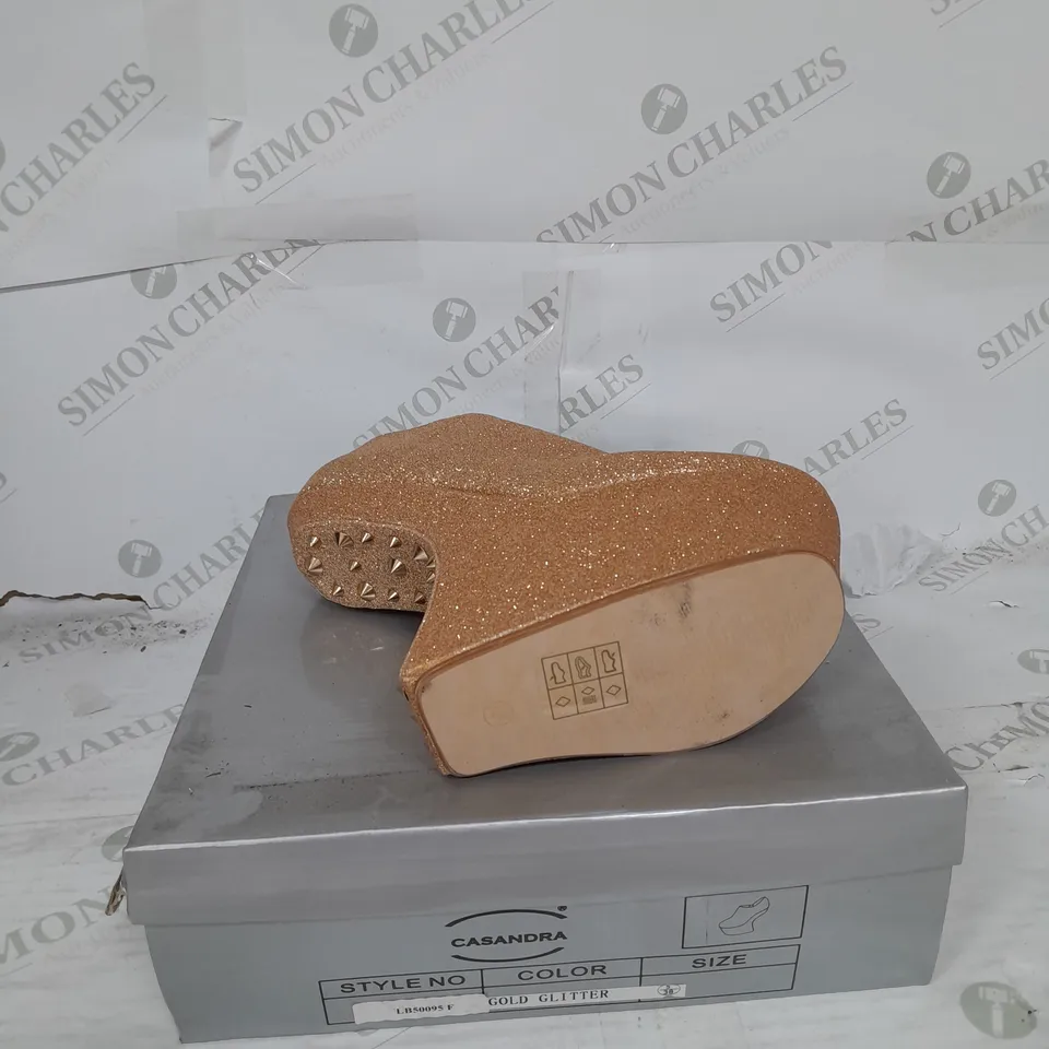 BOXED PAIR OF CASANDRA PLATFORM ANKLE SHOE IN GOLD GLITTER SIZE 5