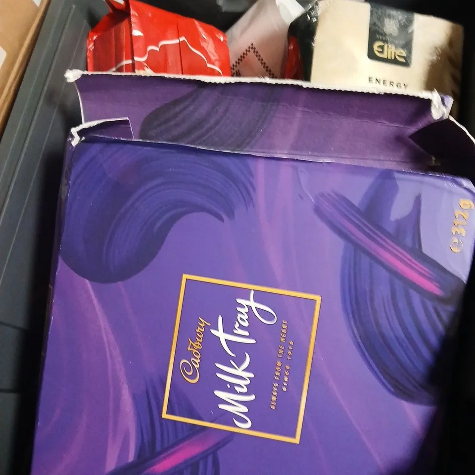 APPROXIMATELY 10 ASSORTED FOOD ITEMS INCLUDING SPAGHETTI LOOPS , MARS PROTEIN DRINK AND CBD BEARS