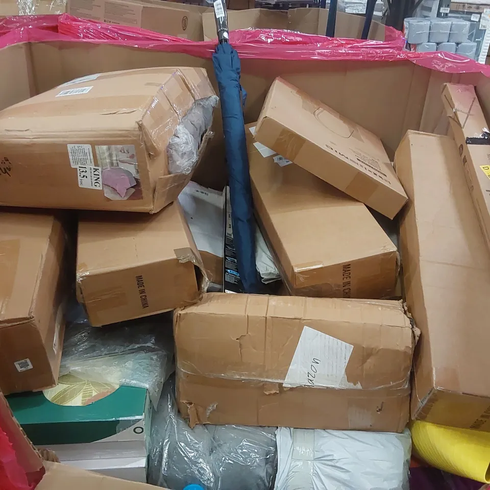 PALLET OF ASSORTED ITEMS TO INCLUDE: AIR CIRCULATOR FAN, BABY PLAY MATS, BLINDS, TOY BASKETBALL HOOP, TOILET SEAT ECT