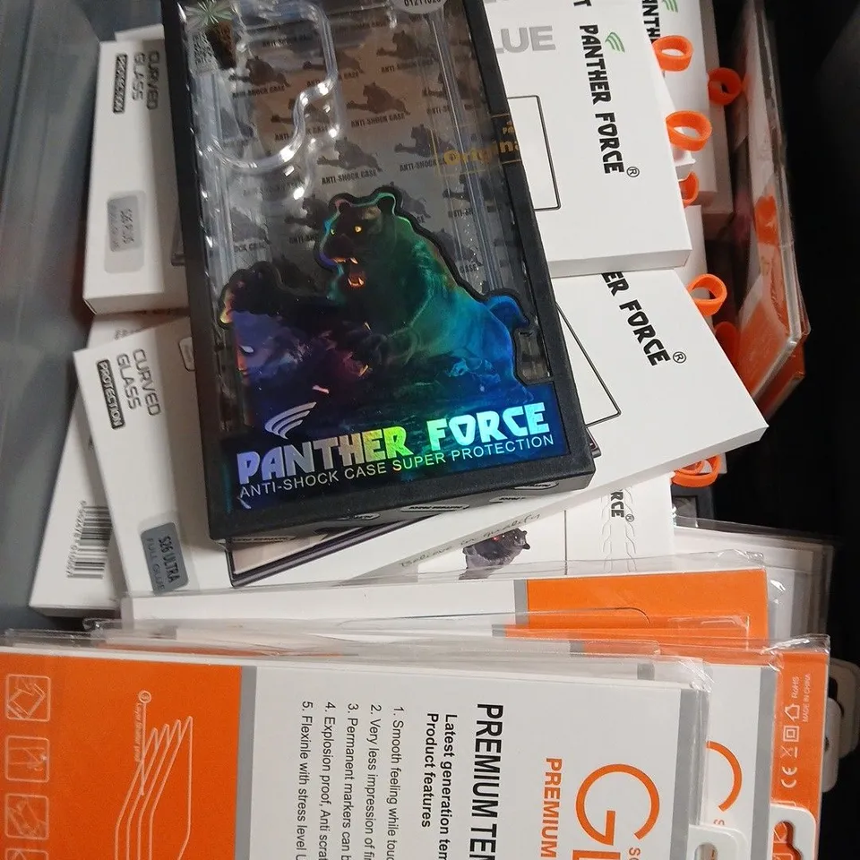 APPROXIMATELY 25 ASSORTED SMARTPHONE ACCESSORIES TO INCLUDE CASES, POWER BANKS, SCREEN PROTECTORS ETC 