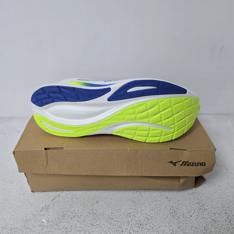 BOXED PAIR OF MIZUNO NEO ZEN 2 TRAINERS IN WHITE - SIZE 9
