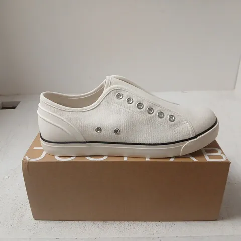 JUSTFAB WHITE CANVAS TRAINERS – WOMEN'S CHILL OUT UK 6