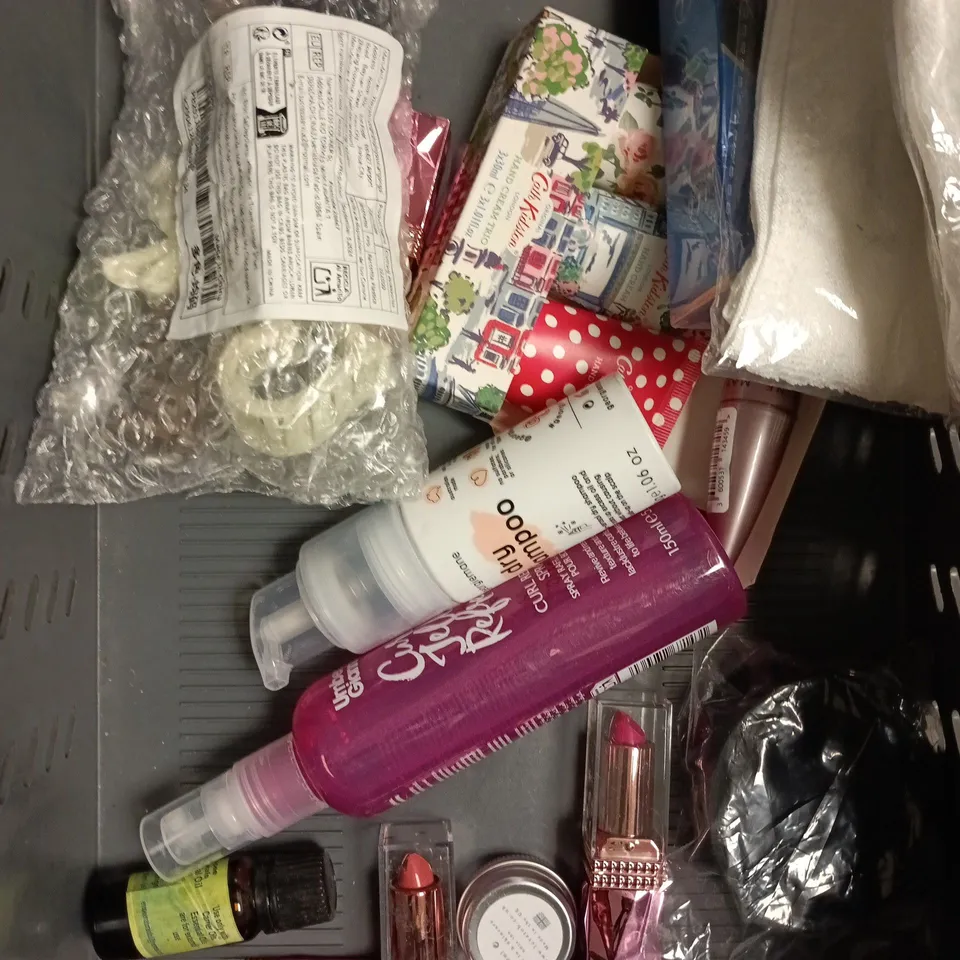 APPROXIMATELY 15 ASSORTED HEALTH & BEAUTY PRODUCTS TO INCLUDE BLEACHING KIT, SQUATCH BODY WASH, MANDELIC ACID TREATMENT ETC