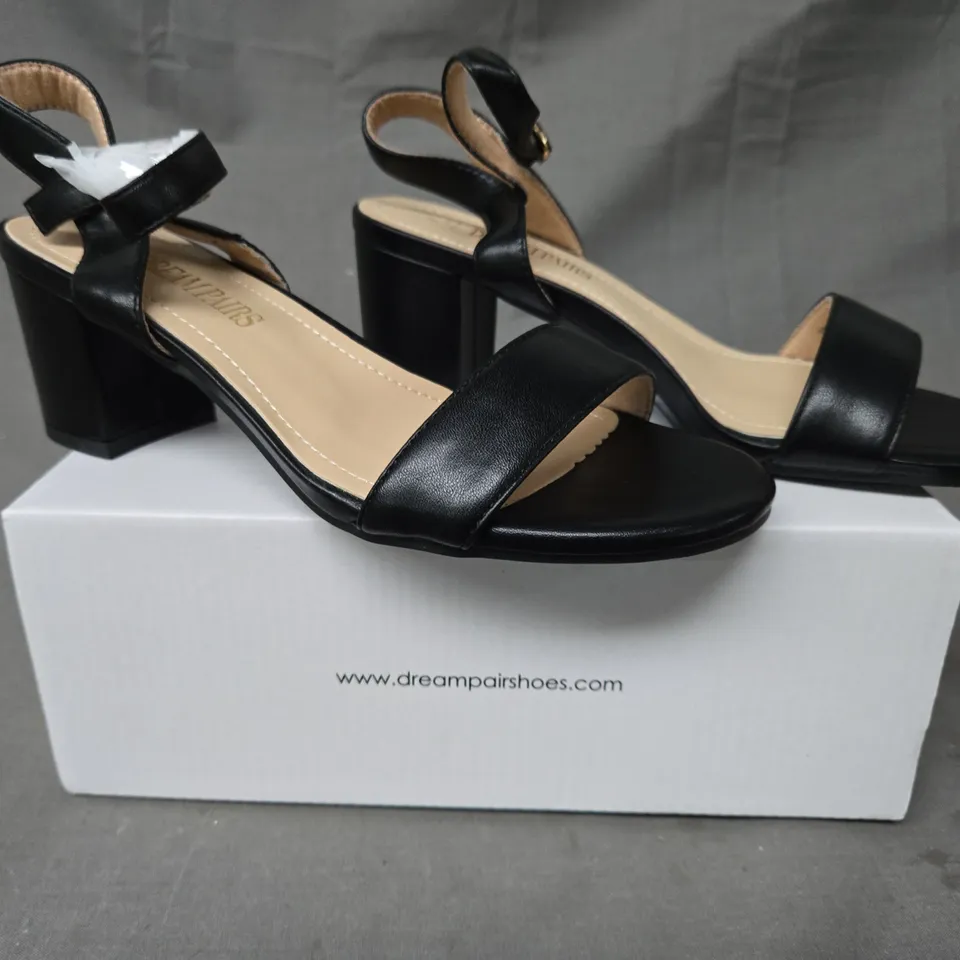 BOXED PAIR OF DREAM PAIRS OPEN TOE BLOCK HEEL SANDALS IN BLACK SIZE 7