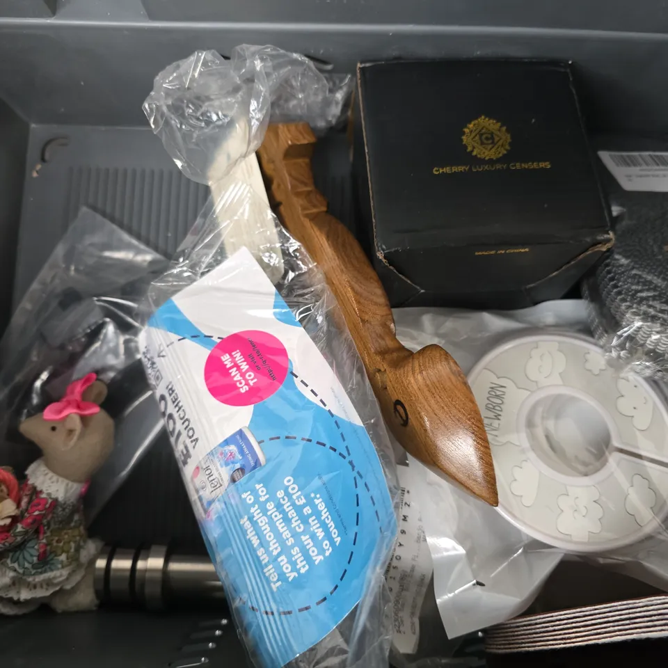 APPROXIMATELY 10 ASSORTED HOUSEHOLD ITEMS TO INCLUDE VIRGIN ATLANTIC SALT & PEPPER SHAKERS, BRACES ORGANISER, MULTI-FUNCTION CLEANER, ETC