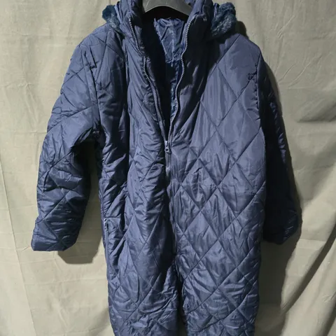 BOX OF APPROXIMATELY 25 CLOTHING ITEMS INCLUDING: BLUE COAT, BLACK COAT AND GREEN COAT