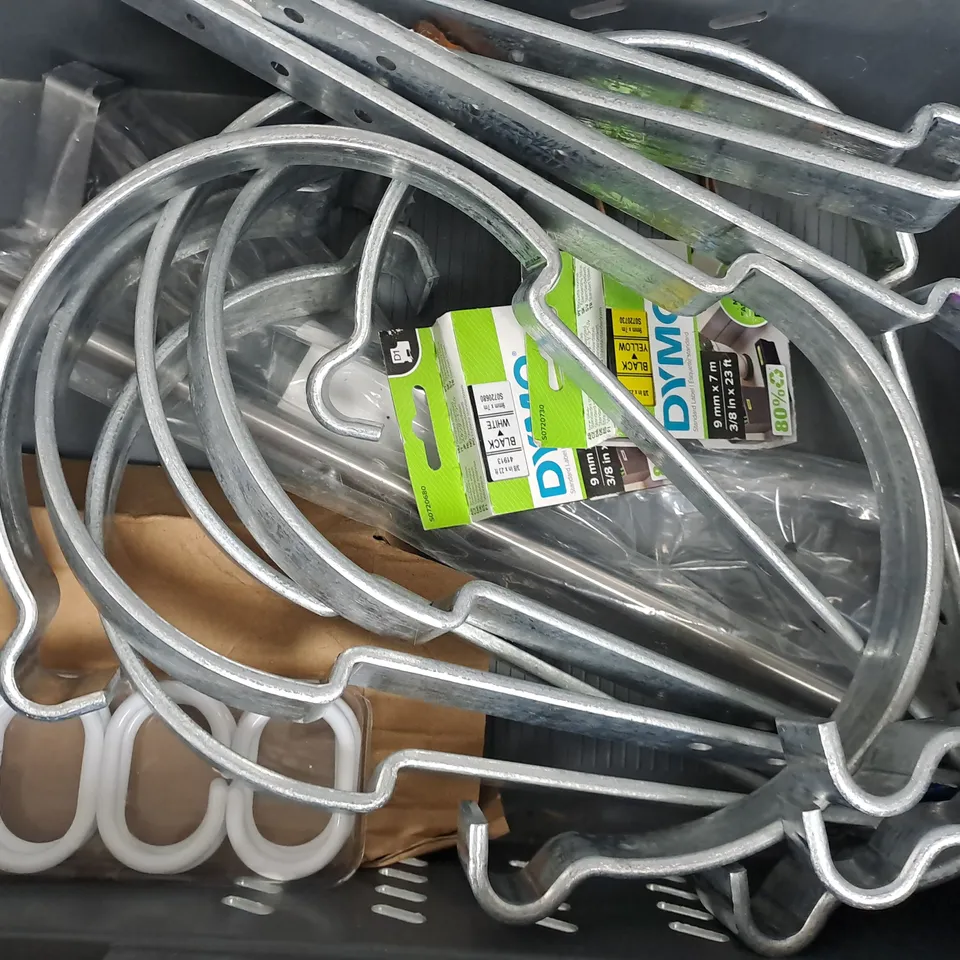APPROXIMATELY 5 ASSORTED HOUSEHOLD ITEMS TO INCLUDE PAVO LAMINATING POUCHES, ETC