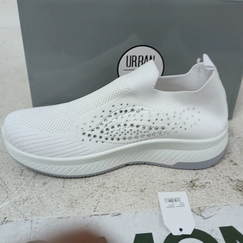 BOXED PAIR OF URBAN JACKS NEGRONI TRAINERS IN WHITE - UK 6