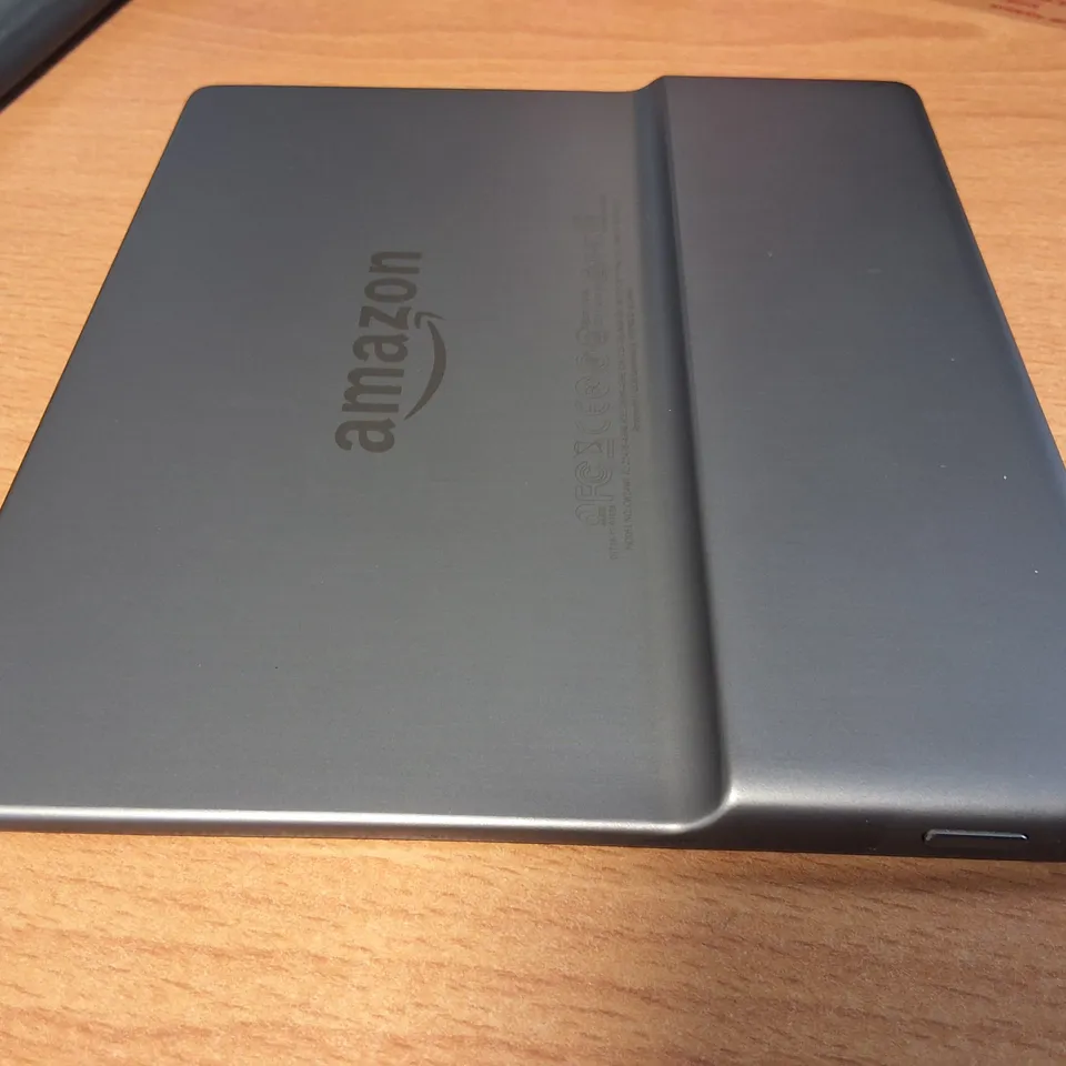 UNBOXED AMAZON KINDLE E-READER IN SILVER - CW24WI