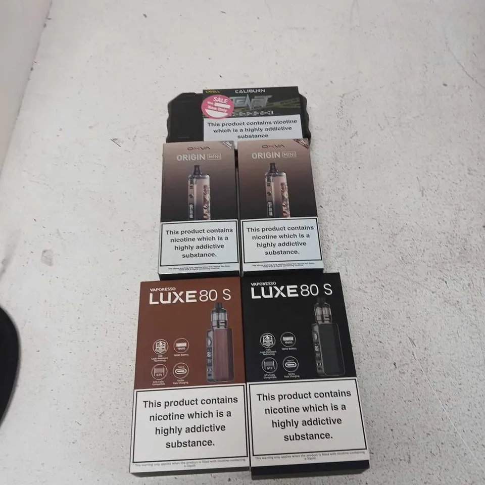 BOX OF APPROXIMATELY 35 ASSORTED E-CIGARETTES AND COMPONENTS TO INCLUDE: VAPORESSO LUXE 80 S DEVICE KIT 