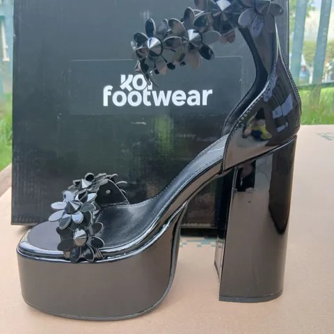 KOI A SECRET ARRANGEMENT PLATFORM HEELS SIZE 5