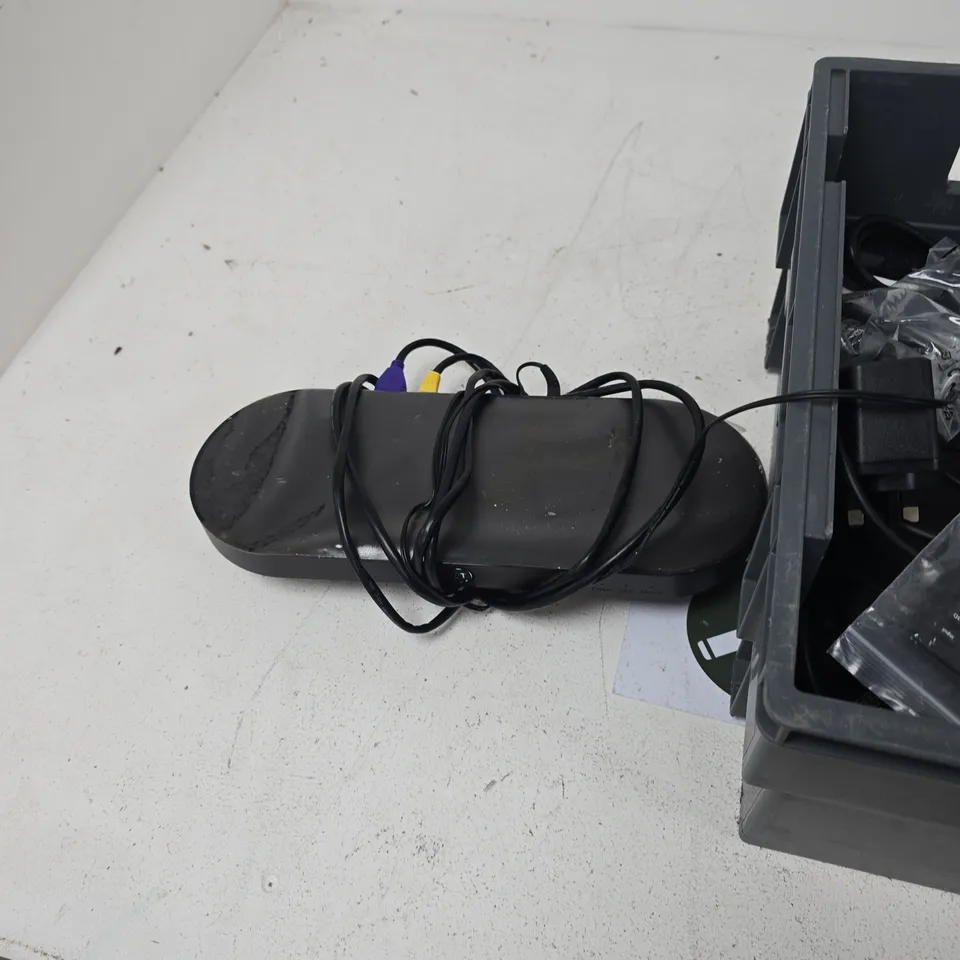 TOTE OF APPROXIMATELY 8 ASSORTED ITEMS TO INCLUDE: BT ROUTER