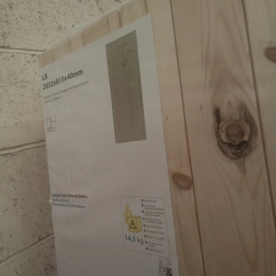 LB 2032 X 813MM NORDIC SOFTWOOD EDGED AND BRACED DOOR 