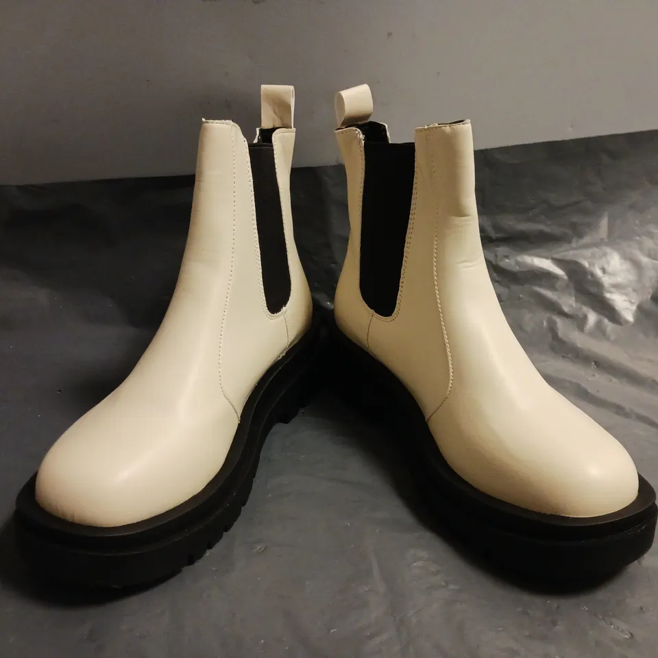 BOXED PAIR OF UNBRANDED CHUNKY CHELSEA BOOTS IN CREAM/BLACK SIZE EU 38