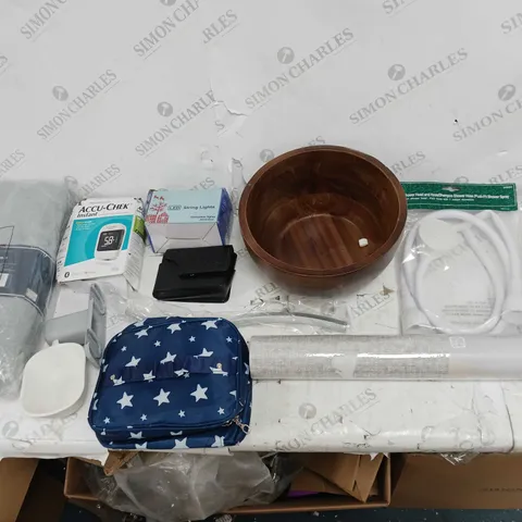 LARGE BOX OF ASSORTED HOME GOODS TO INCLUDE FLUFFY FITTED SHEETS, BATH/SHOWER HEAD, AND WASH BAG ETC. 