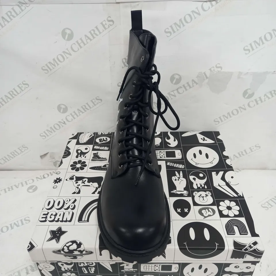 BOXED PAIR OF KOI FOOTWEAR THE STATEMENT ANIMAL FREE MENS MILITARY BOOTS - SIZE 11