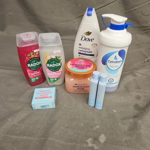 APPROXIMATEY 20 HEALTH AND BEAUTY PRODUCTS TO INCLUDE - CETRABEN MOISTURISING CREAM - MOROCCAN ROSE SUGAR SCRUB - RADOX SHOWER GEL - ETC