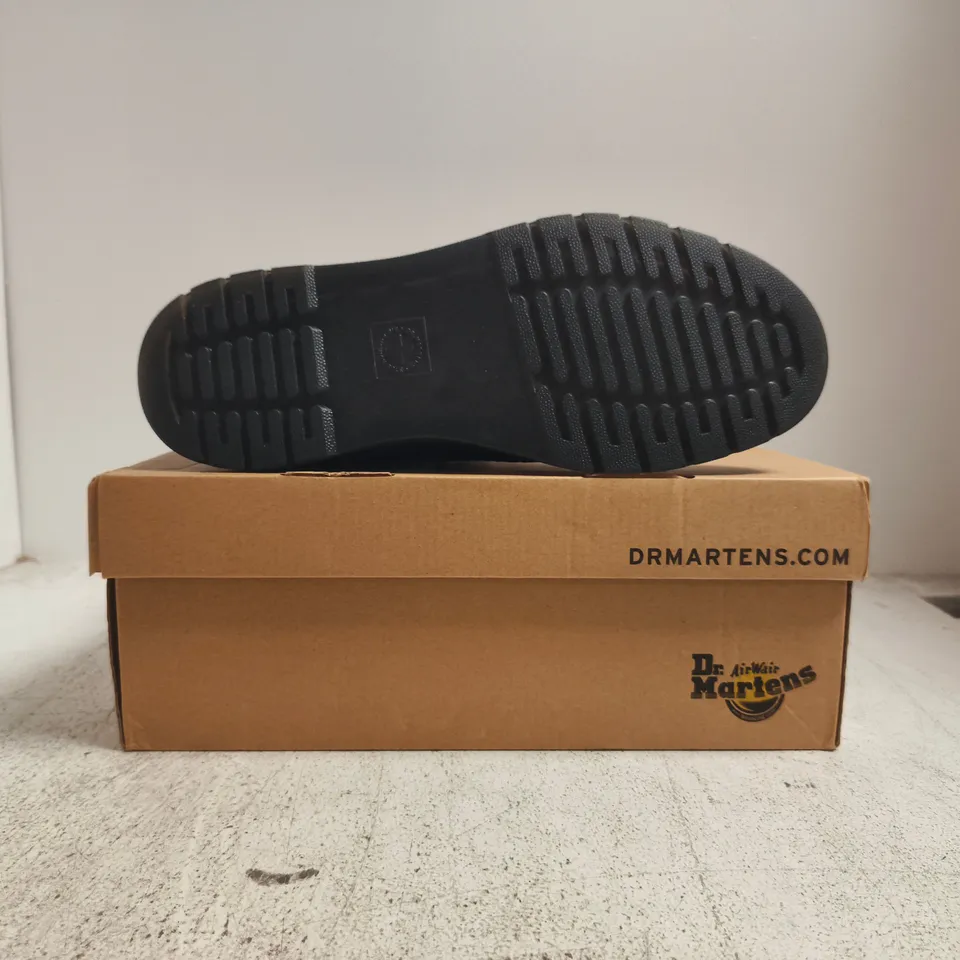 BOXED PAIR OF DR MARTENS BROOKLINE CHUKKA BOOTS IN BLACK SIZE UK 9