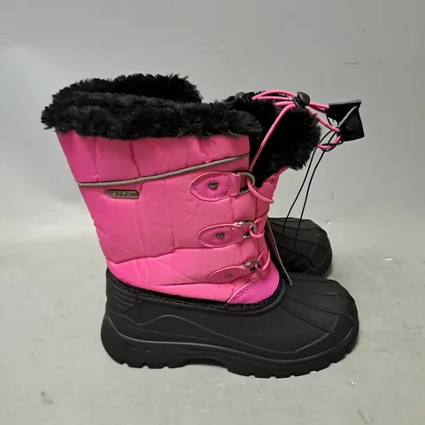 PAIR OF MOUNTAIN WAREHOUSE WHISTLER KIDS ADAPTIVE FLEECE LINED SNOW BOOT IN PINK/BLACK SIZE 13