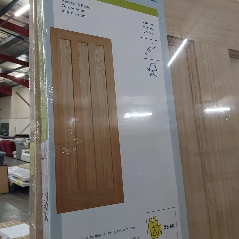 GEOM VERTICAL THREE PANEL OAK VENEER INTERNAL DOOR 1981 × 762mm