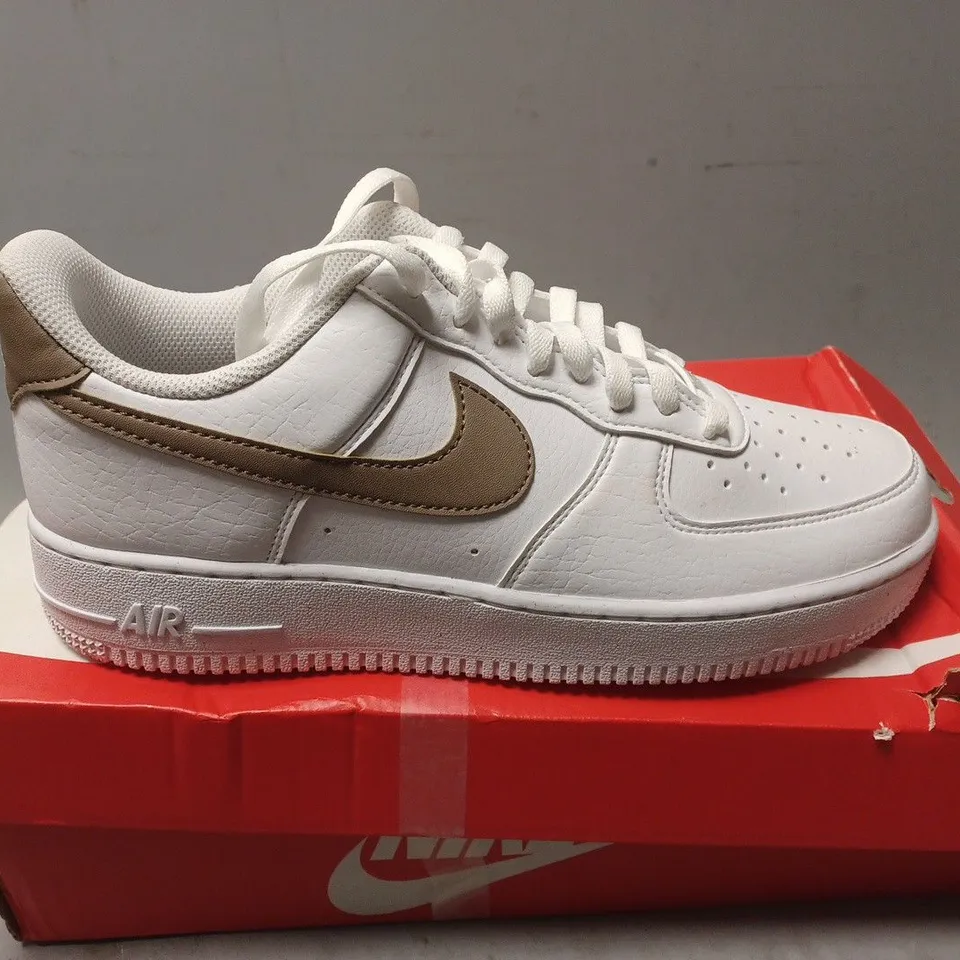BOXED PAIR OF NIKE AIR FORCE 1 07 NEXT NATURE TRAINERS - UK SIZE 7