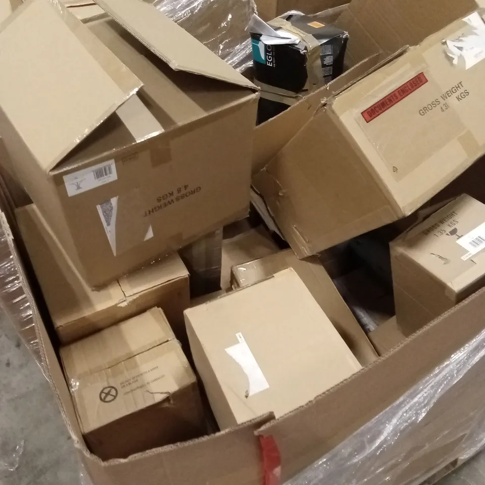 PALLET TO CONTAIN A LARGE QUANTITY OF DESIGNER HOME LIGHTING GOODS AND PRODUCTS 