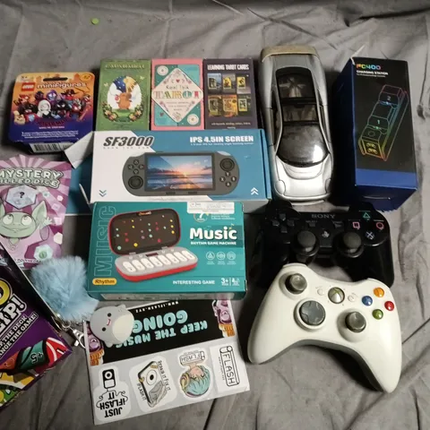 LOT OF APPROXIMATLEY 15 ASSORTED TOYS AND GAMES TO INCLUDE CONTROLLERS, UNO FLIP AND MYSTERY DICE