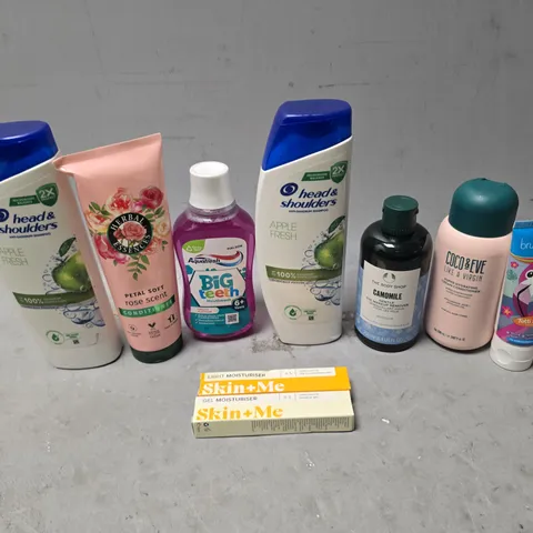 APPROXIMATEY 12 HEALTH AND BEAUTY PRODUCTS TO INCLUDE HEAD&SHOULDERS, MOUTHWASH, AND COMOMILE MAKE UP REMOVER ETC. - COLLECTION ONLY