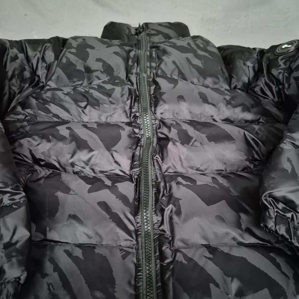 TRAPSTAR CAMO PADDED JACKET IN BLACK - LARGE