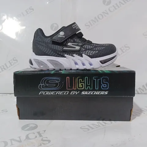 BOXED PAIR OF SKECHERS FLEX-GLOW ELITE KIDS SHOES IN BLACK/WHITE UK SIZE 6