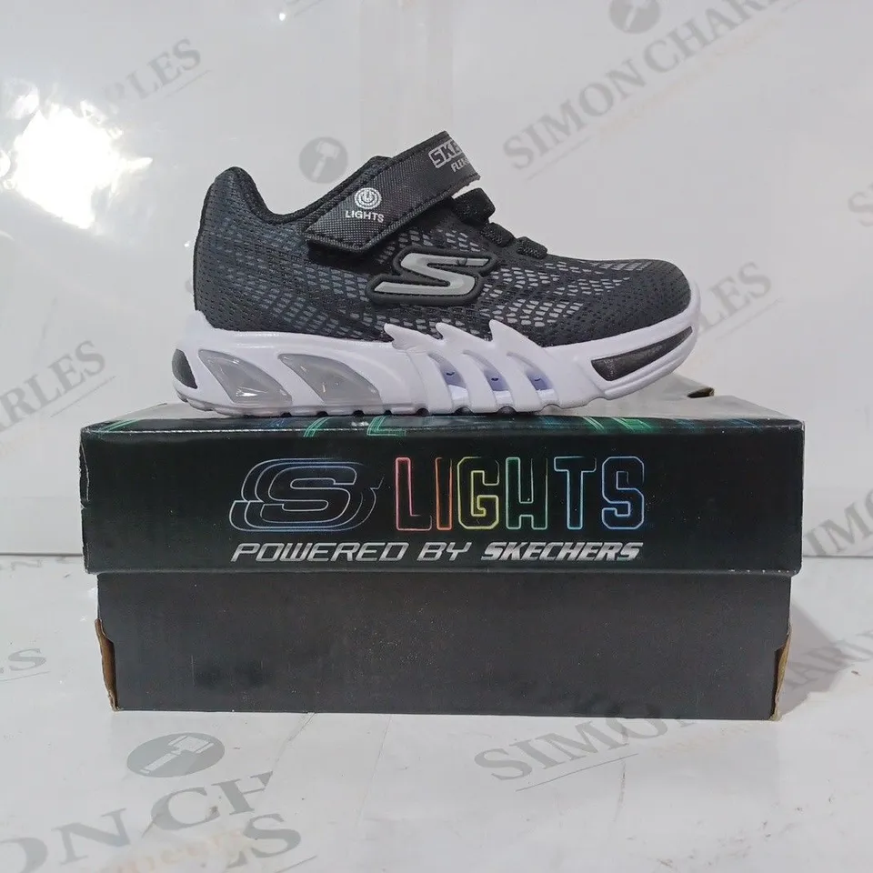 BOXED PAIR OF SKECHERS FLEX-GLOW ELITE KIDS SHOES IN BLACK/WHITE UK SIZE 6