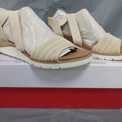 BOXED PAIR OF SKECHERS ARCH FIT BEACH KISS BOHO BEYOND SANDALS IN CREAM SIZE 3