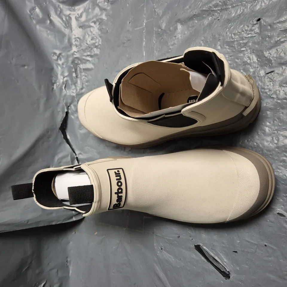 BARBOUR BEACON BRAND BOOTS IN WHITE - 9