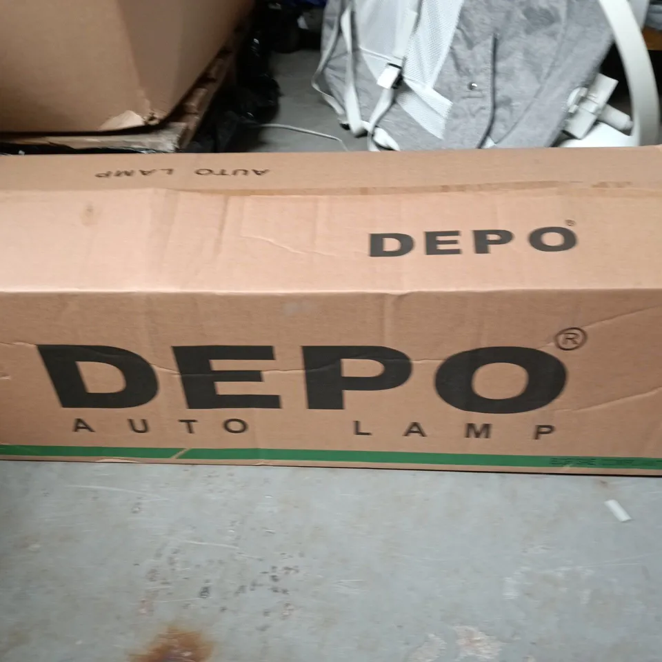 LOT OF APPROXIMATELY 18 ASSORTED AUTO ITEMS TO INCLUDE CAR MATS DEPO AUTOLAMP AND TRIM PIECES
