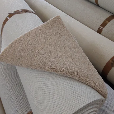 ROLL OF QUALITY DIMENSIONS DIM PLAINS CARPET // SIZE: APPROX. 1.53 X 4m