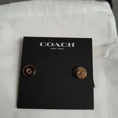 COACH LOGO STUD EARRINGS - GOLD 