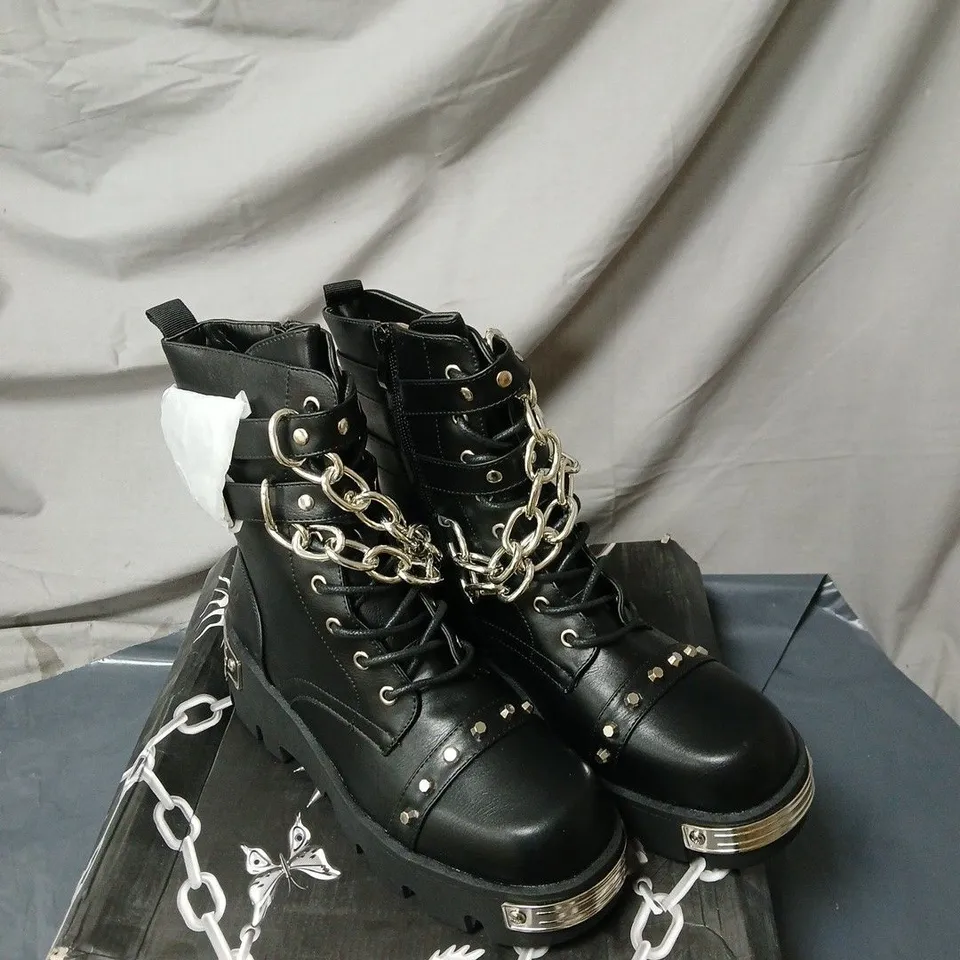 KOI SHACKLED SHADOWS HEAVY DUTY CHAIN BIKER BOOTS BOXED SIZED 41