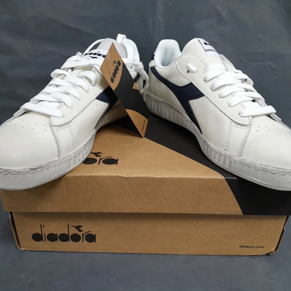 BOXED PAIR OF DIADORA TRAINERS IN OFF WHITE/NAVY SIZE UK 7